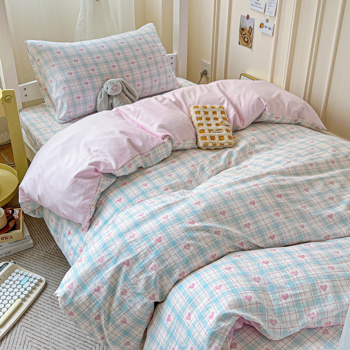 91家纺网 家纺一手货源 找家纺 纽缦家纺 2026新款A类水洗棉学生套件系列 温暖粉心