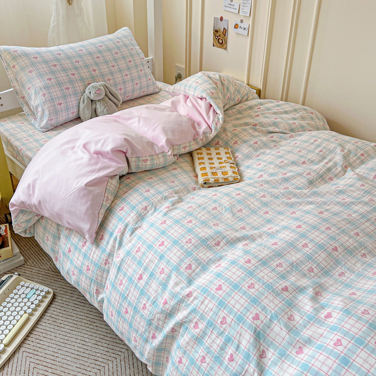 91家纺网 家纺一手货源 找家纺 纽缦家纺 2026新款A类水洗棉学生套件系列 温暖粉心