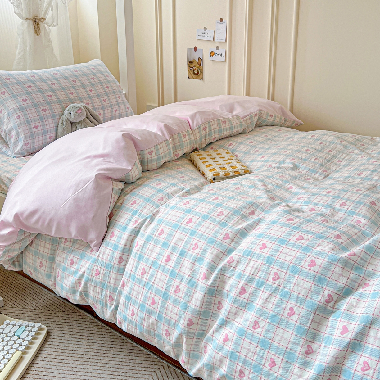 91家纺网 家纺一手货源 找家纺 纽缦家纺 2026新款A类水洗棉学生套件系列 温暖粉心