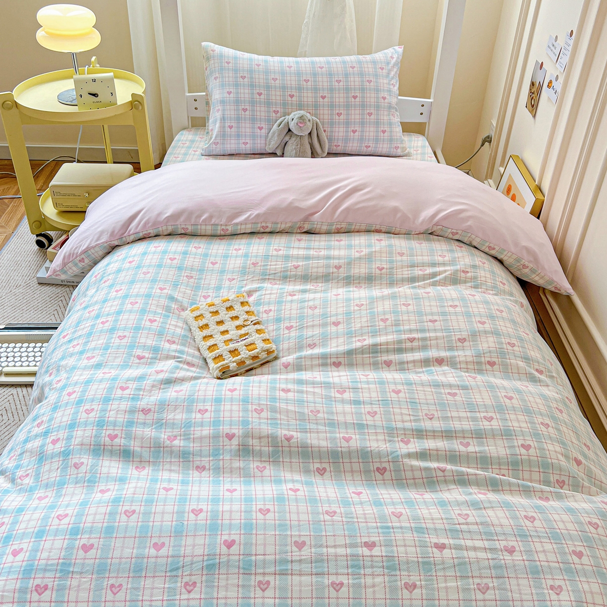 91家纺网 家纺一手货源 找家纺 纽缦家纺 2026新款A类水洗棉学生套件系列 温暖粉心