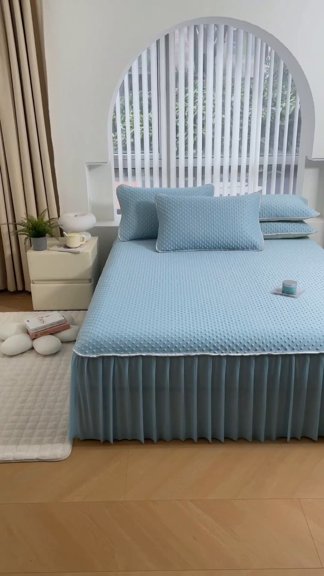 91家纺网 家纺一手货源 找家纺 默忆 2026新款3DA类直播网红热款凉感丝冰豆豆三明治复合床裙款凉席三件套 天空蓝