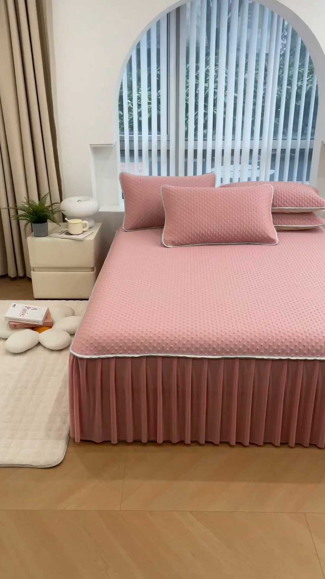 91家纺网 家纺一手货源 找家纺 默忆 2026新款3DA类直播网红热款凉感丝冰豆豆三明治复合床裙款凉席三件套 时尚粉