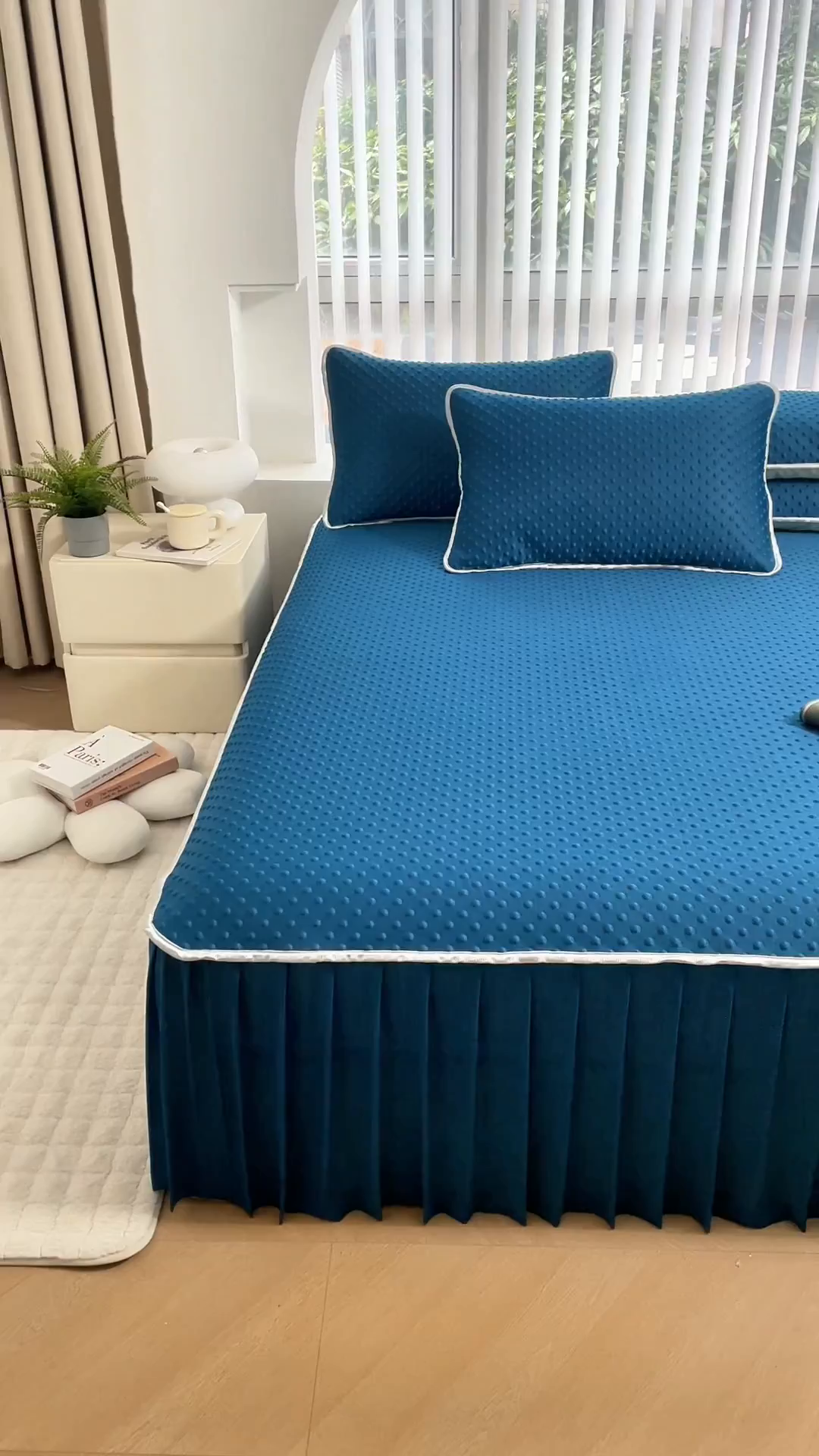 91家纺网 家纺一手货源 找家纺 默忆 2026新款3DA类直播网红热款凉感丝冰豆豆三明治复合床裙款凉席三件套 孔雀蓝