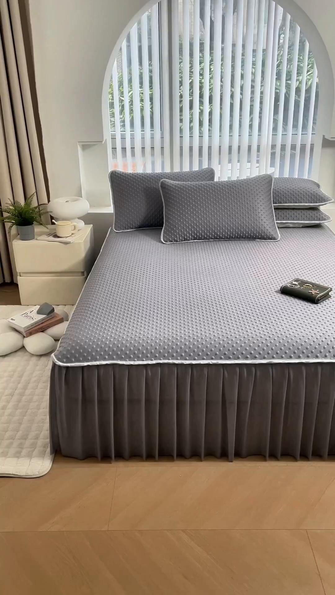 91家纺网 家纺一手货源 找家纺 默忆 2026新款3DA类直播网红热款凉感丝冰豆豆三明治复合床裙款凉席三件套 贵族灰