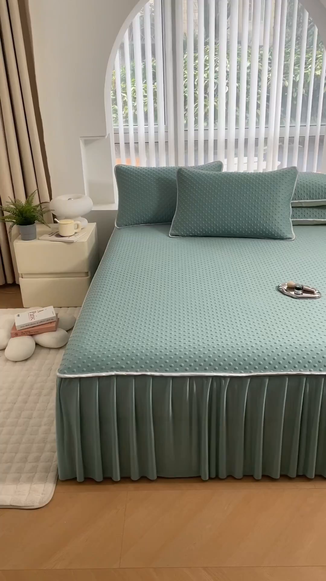 91家纺网 家纺一手货源 找家纺 默忆 2026新款3DA类直播网红热款凉感丝冰豆豆三明治复合床裙款凉席三件套 果绿