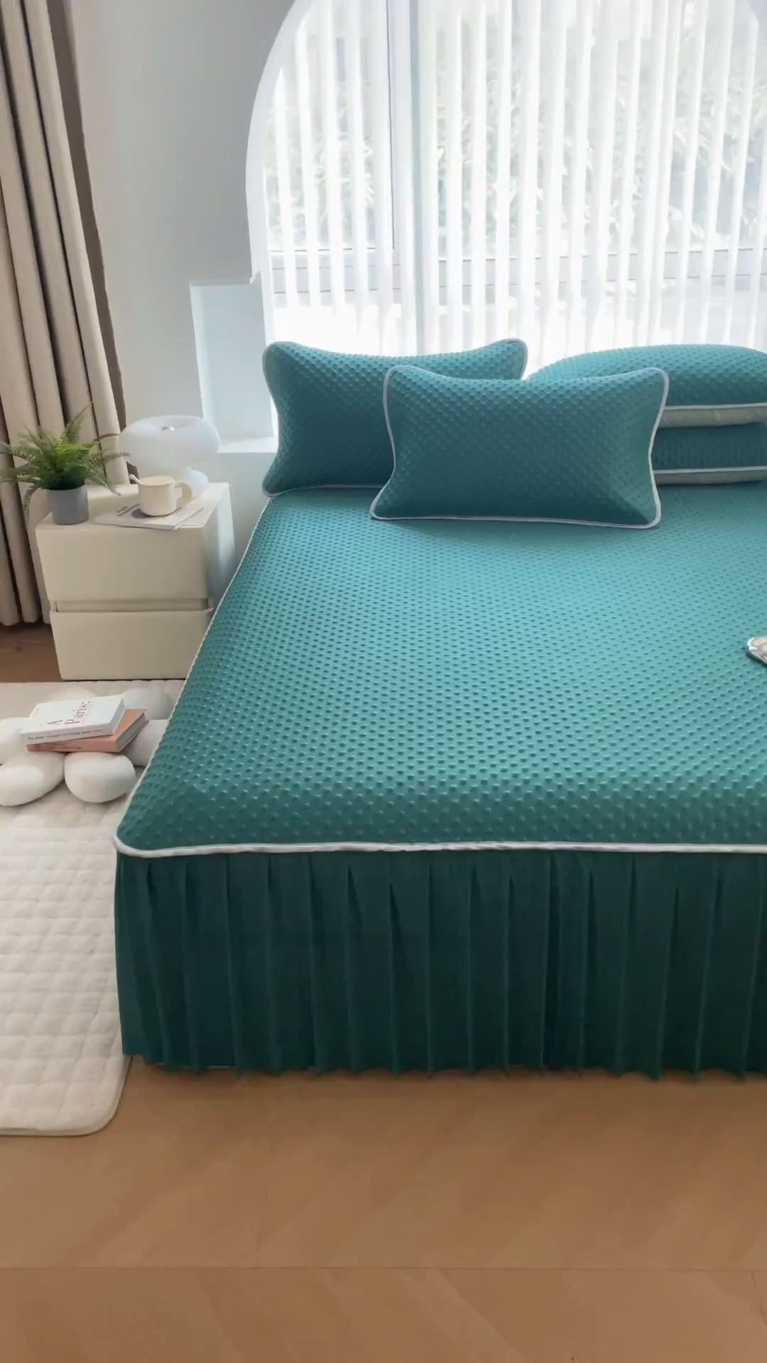 91家纺网 家纺一手货源 找家纺 默忆 2026新款3DA类直播网红热款凉感丝冰豆豆三明治复合床裙款凉席三件套 墨绿