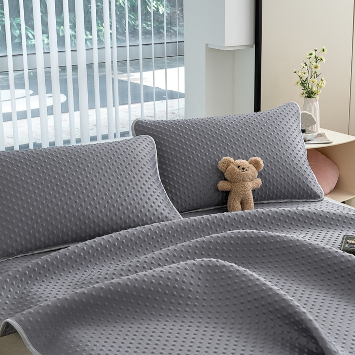 91家纺网 家纺一手货源 找家纺 （总）默忆 2026新款3D轻奢风A类直播网红热款凉感丝冰豆豆三明治复合床单款凉席两件套三件套