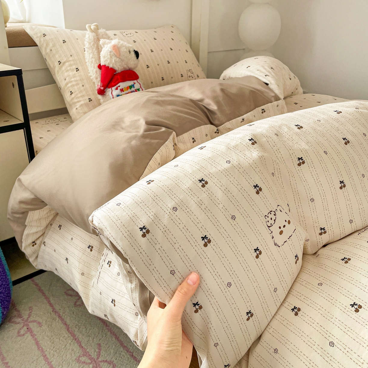 91家纺网 家纺一手货源 找家纺 纽缦家纺 2026新款A类水洗棉学生套件系列 心藏软猫