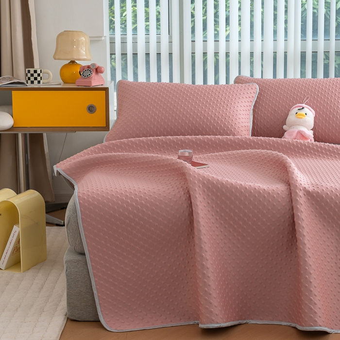 91家纺网 家纺一手货源 找家纺 默忆 2026新款3D轻奢风A类直播网红热款凉感丝冰豆豆三明治复合床单款凉席两件套三件套 时尚粉