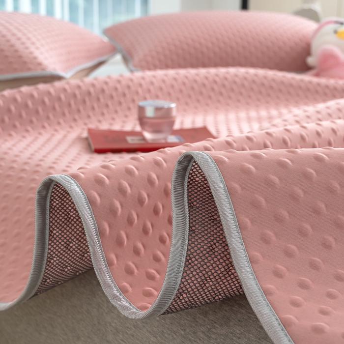 91家纺网 家纺一手货源 找家纺 默忆 2026新款3D轻奢风A类直播网红热款凉感丝冰豆豆三明治复合床单款凉席两件套三件套 时尚粉