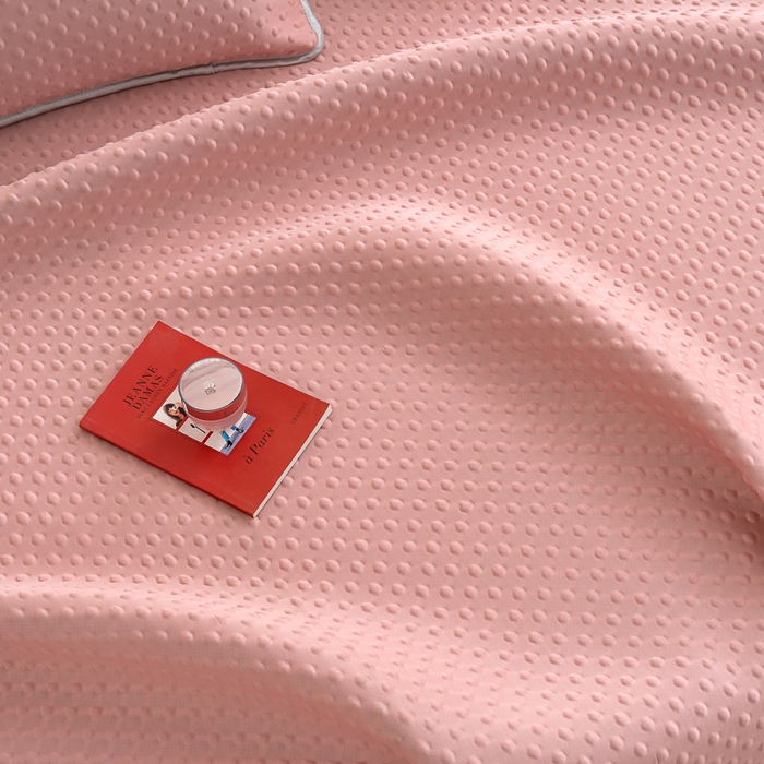 91家纺网 家纺一手货源 找家纺 默忆 2026新款3D轻奢风A类直播网红热款凉感丝冰豆豆三明治复合床单款凉席两件套三件套 时尚粉