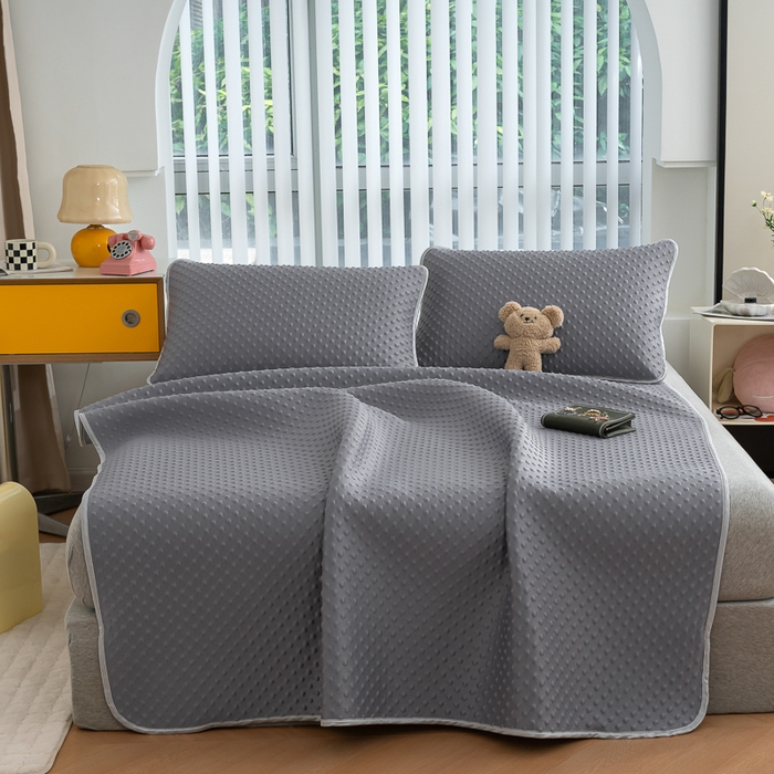 91家纺网 家纺一手货源 找家纺 默忆 2026新款3D轻奢风A类直播网红热款凉感丝冰豆豆三明治复合床单款凉席两件套三件套 贵族灰