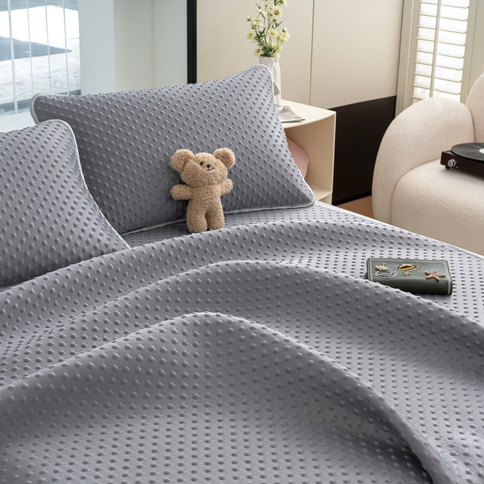 91家纺网 家纺一手货源 找家纺 默忆 2026新款3D轻奢风A类直播网红热款凉感丝冰豆豆三明治复合床单款凉席两件套三件套 贵族灰