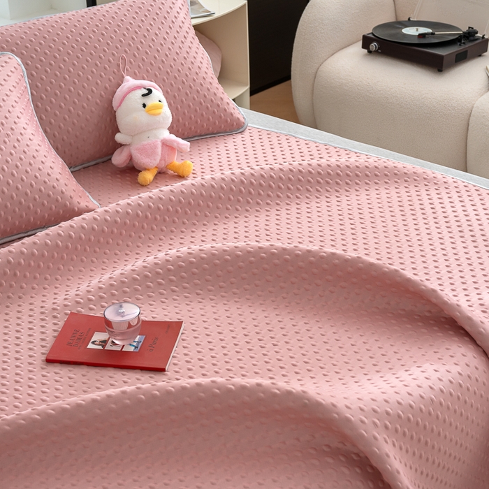 91家纺网 家纺一手货源 找家纺 默忆 2026新款3D轻奢风A类直播网红热款凉感丝冰豆豆三明治复合床单款凉席两件套三件套 时尚粉