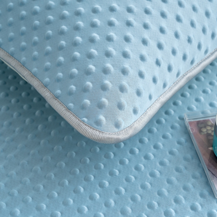 91家纺网 家纺一手货源 找家纺 默忆 2026新款3D轻奢风A类直播网红热款凉感丝冰豆豆三明治复合床单款凉席两件套三件套 天空蓝