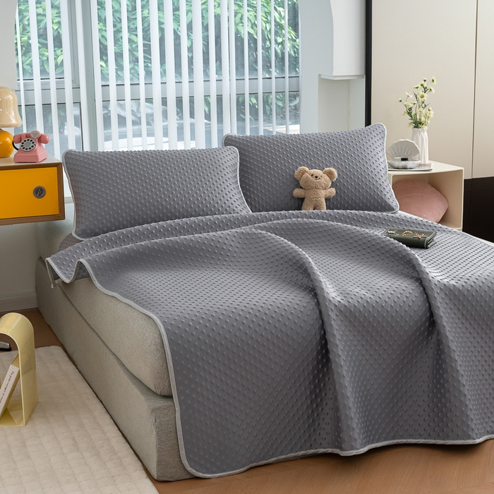 91家纺网 家纺一手货源 找家纺 默忆 2026新款3D轻奢风A类直播网红热款凉感丝冰豆豆三明治复合床单款凉席两件套三件套 贵族灰