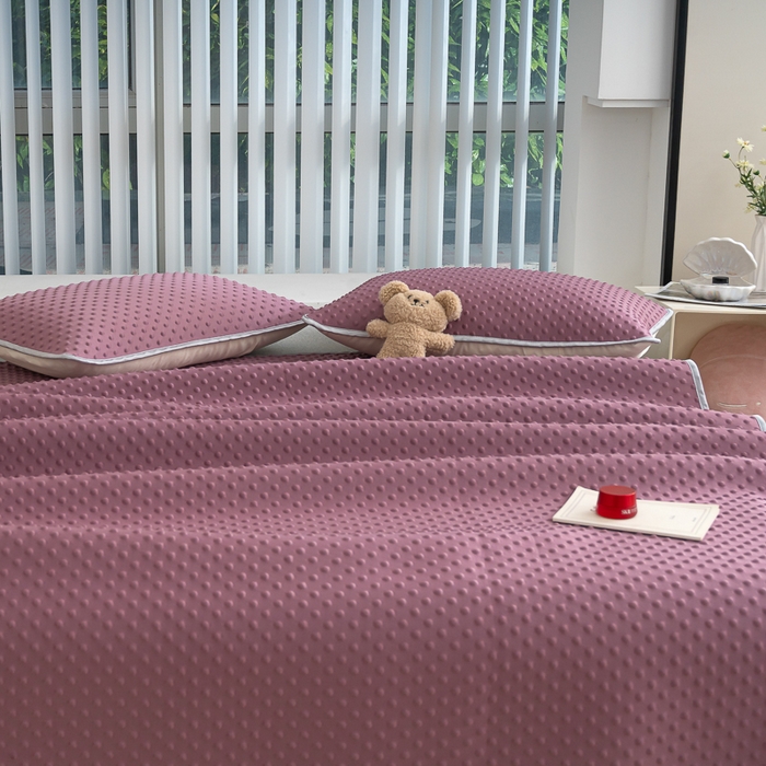 91家纺网 家纺一手货源 找家纺 默忆 2026新款3D轻奢风A类直播网红热款凉感丝冰豆豆三明治复合床单款凉席两件套三件套 香芋紫