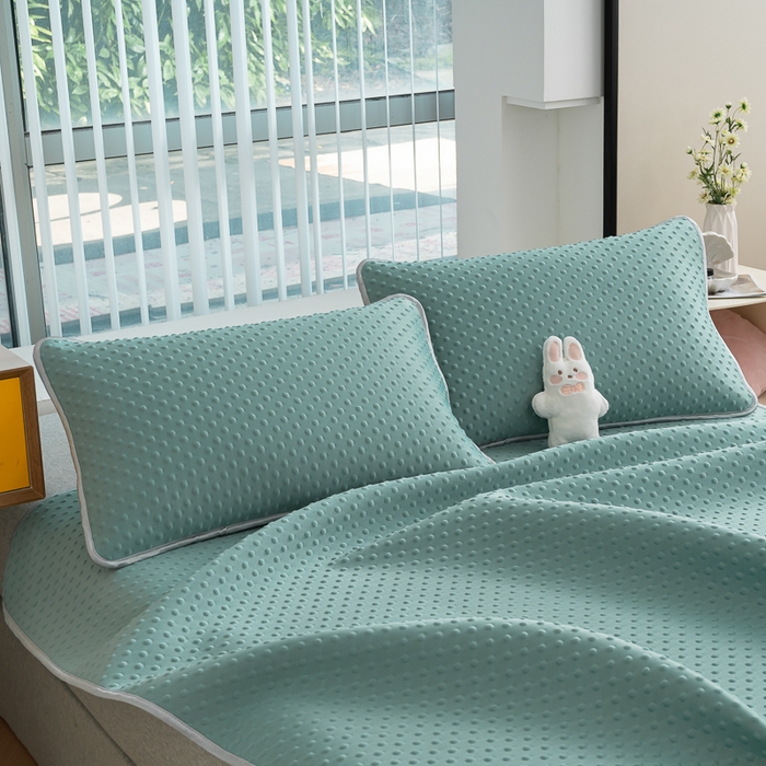 91家纺网 家纺一手货源 找家纺 默忆 2026新款3D轻奢风A类直播网红热款凉感丝冰豆豆三明治复合床单款凉席两件套三件套 果绿