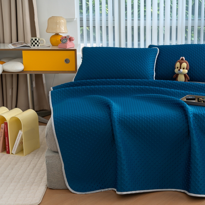 91家纺网 家纺一手货源 找家纺 默忆 2026新款3D轻奢风A类直播网红热款凉感丝冰豆豆三明治复合床单款凉席两件套三件套 孔雀蓝