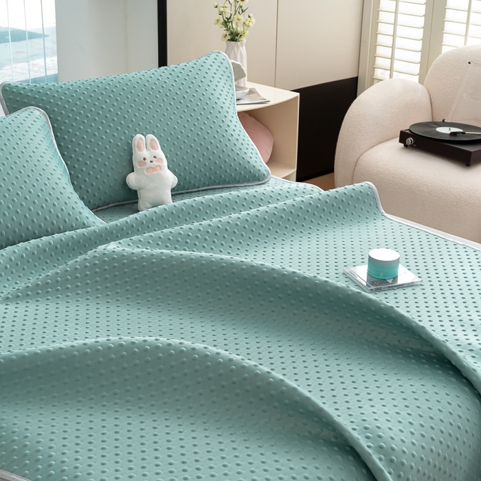 91家纺网 家纺一手货源 找家纺 默忆 2026新款3D轻奢风A类直播网红热款凉感丝冰豆豆三明治复合床单款凉席两件套三件套 果绿