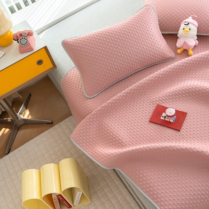 91家纺网 家纺一手货源 找家纺 默忆 2026新款3D轻奢风A类直播网红热款凉感丝冰豆豆三明治复合床单款凉席两件套三件套 时尚粉