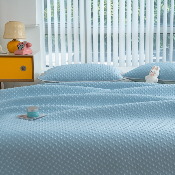 91家纺网 家纺一手货源 找家纺 默忆 2026新款3D轻奢风A类直播网红热款凉感丝冰豆豆三明治复合床单款凉席两件套三件套 天空蓝