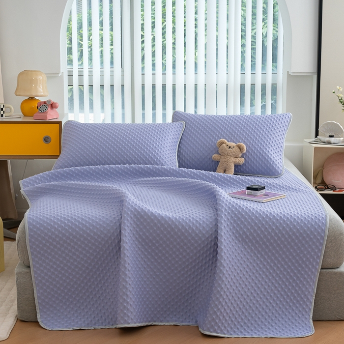 91家纺网 家纺一手货源 找家纺 默忆 2026新款3D轻奢风A类直播网红热款凉感丝冰豆豆三明治复合床单款凉席两件套三件套 熏衣紫