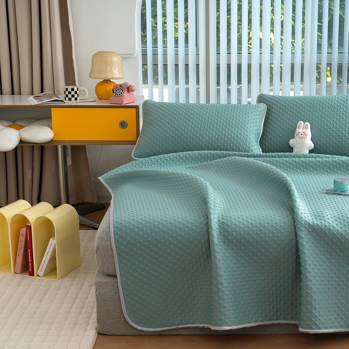 91家纺网 家纺一手货源 找家纺 默忆 2026新款3D轻奢风A类直播网红热款凉感丝冰豆豆三明治复合床单款凉席两件套三件套 果绿