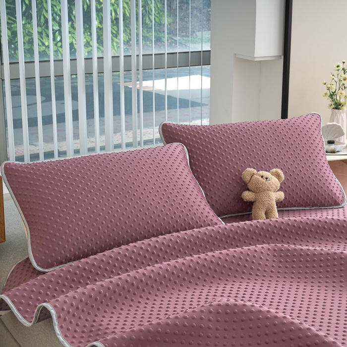 91家纺网 家纺一手货源 找家纺 默忆 2026新款3D轻奢风A类直播网红热款凉感丝冰豆豆三明治复合床单款凉席两件套三件套 香芋紫