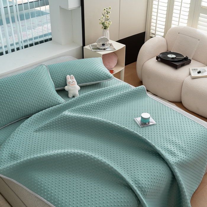 91家纺网 家纺一手货源 找家纺 默忆 2026新款3D轻奢风A类直播网红热款凉感丝冰豆豆三明治复合床单款凉席两件套三件套 果绿