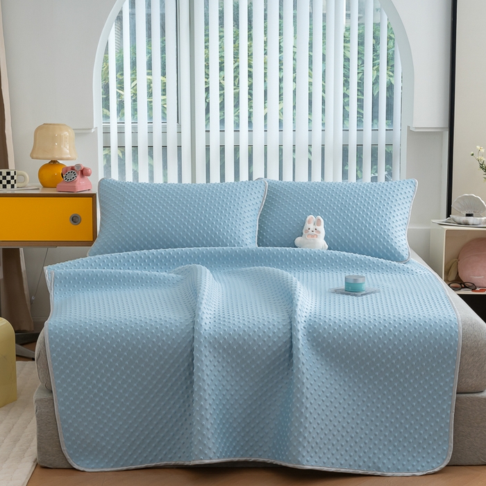91家纺网 家纺一手货源 找家纺 默忆 2026新款3D轻奢风A类直播网红热款凉感丝冰豆豆三明治复合床单款凉席两件套三件套 天空蓝