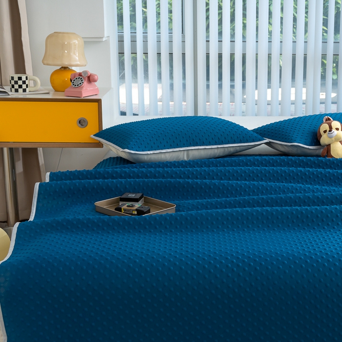 91家纺网 家纺一手货源 找家纺 默忆 2026新款3D轻奢风A类直播网红热款凉感丝冰豆豆三明治复合床单款凉席两件套三件套 孔雀蓝