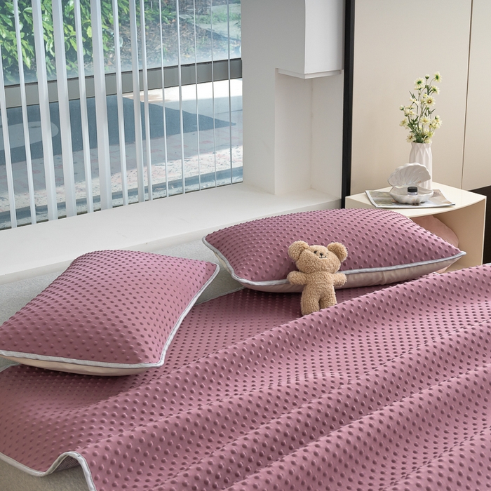 91家纺网 家纺一手货源 找家纺 默忆 2026新款3D轻奢风A类直播网红热款凉感丝冰豆豆三明治复合床单款凉席两件套三件套 香芋紫