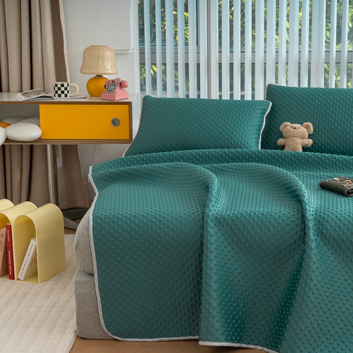 91家纺网 家纺一手货源 找家纺 默忆 2026新款3D轻奢风A类直播网红热款凉感丝冰豆豆三明治复合床单款凉席两件套三件套 墨绿