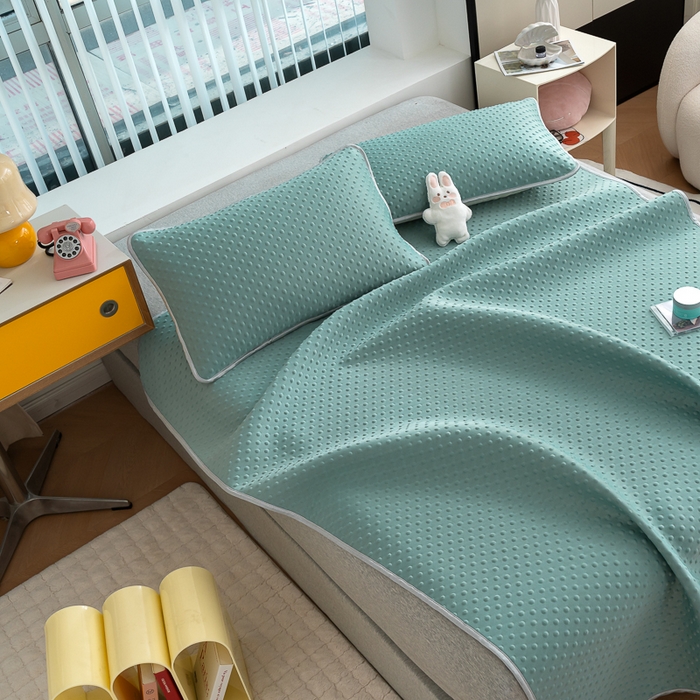 91家纺网 家纺一手货源 找家纺 默忆 2026新款3D轻奢风A类直播网红热款凉感丝冰豆豆三明治复合床单款凉席两件套三件套 果绿