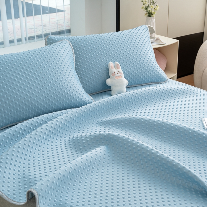91家纺网 家纺一手货源 找家纺 默忆 2026新款3D轻奢风A类直播网红热款凉感丝冰豆豆三明治复合床单款凉席两件套三件套 天空蓝