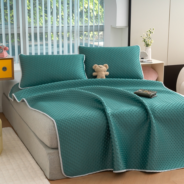 91家纺网 家纺一手货源 找家纺 默忆 2026新款3D轻奢风A类直播网红热款凉感丝冰豆豆三明治复合床单款凉席两件套三件套 墨绿