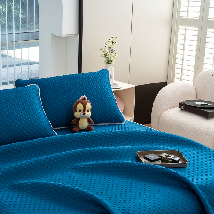 91家纺网 家纺一手货源 找家纺 默忆 2026新款3D轻奢风A类直播网红热款凉感丝冰豆豆三明治复合床单款凉席两件套三件套 孔雀蓝