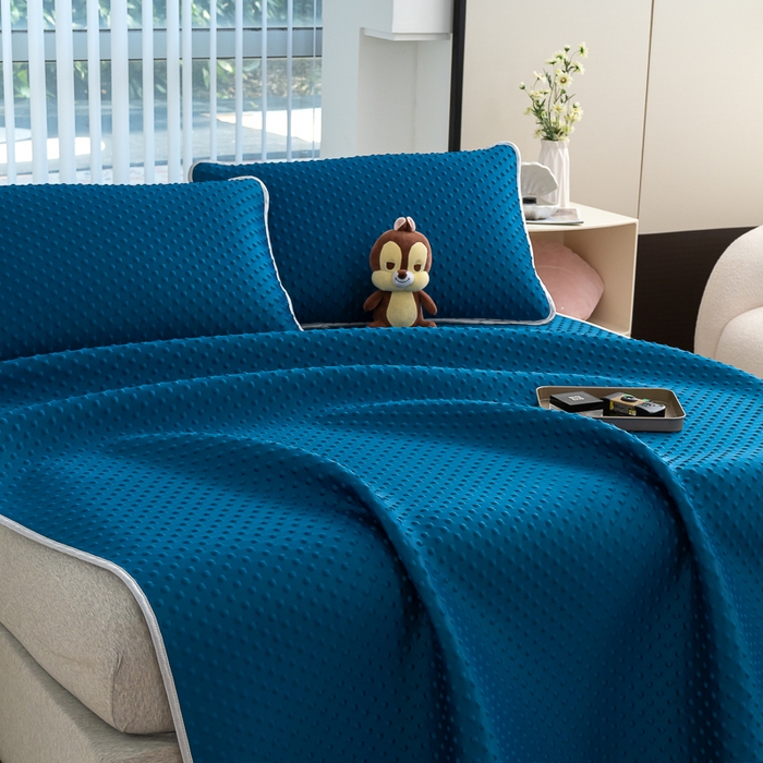 91家纺网 家纺一手货源 找家纺 默忆 2026新款3D轻奢风A类直播网红热款凉感丝冰豆豆三明治复合床单款凉席两件套三件套 孔雀蓝