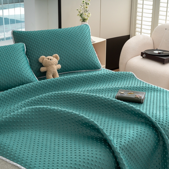 91家纺网 家纺一手货源 找家纺 默忆 2026新款3D轻奢风A类直播网红热款凉感丝冰豆豆三明治复合床单款凉席两件套三件套 墨绿