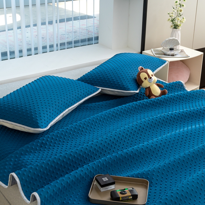 91家纺网 家纺一手货源 找家纺 默忆 2026新款3D轻奢风A类直播网红热款凉感丝冰豆豆三明治复合床单款凉席两件套三件套 孔雀蓝