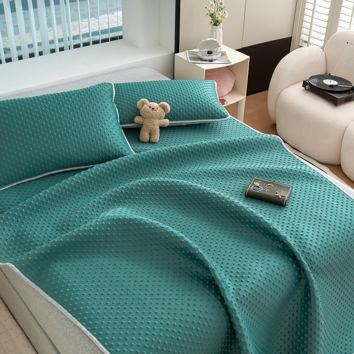 91家纺网 家纺一手货源 找家纺 默忆 2026新款3D轻奢风A类直播网红热款凉感丝冰豆豆三明治复合床单款凉席两件套三件套 墨绿