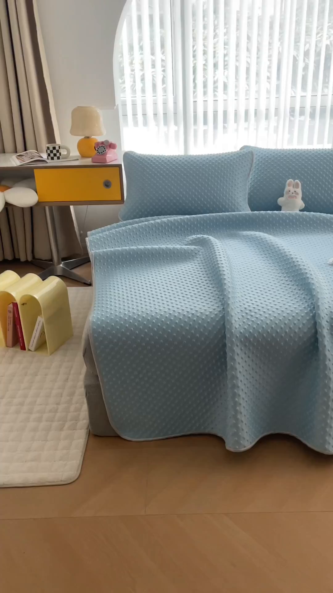 91家纺网 家纺一手货源 找家纺 默忆 2026新款3D轻奢风A类直播网红热款凉感丝冰豆豆三明治复合床单款凉席两件套三件套 天空蓝
