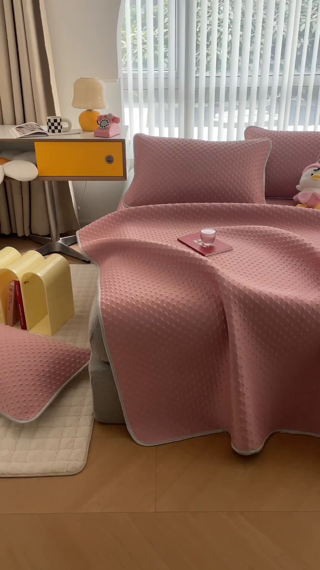 91家纺网 家纺一手货源 找家纺 默忆 2026新款3D轻奢风A类直播网红热款凉感丝冰豆豆三明治复合床单款凉席两件套三件套 时尚粉