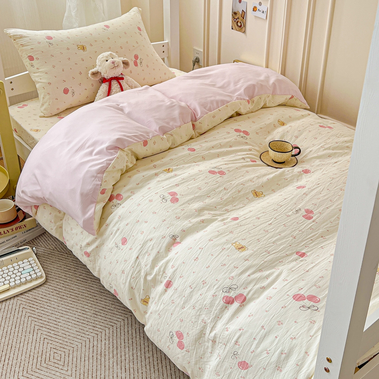 纽缦家纺 2026新款A类水洗棉学生套件系列 摘樱桃的小熊