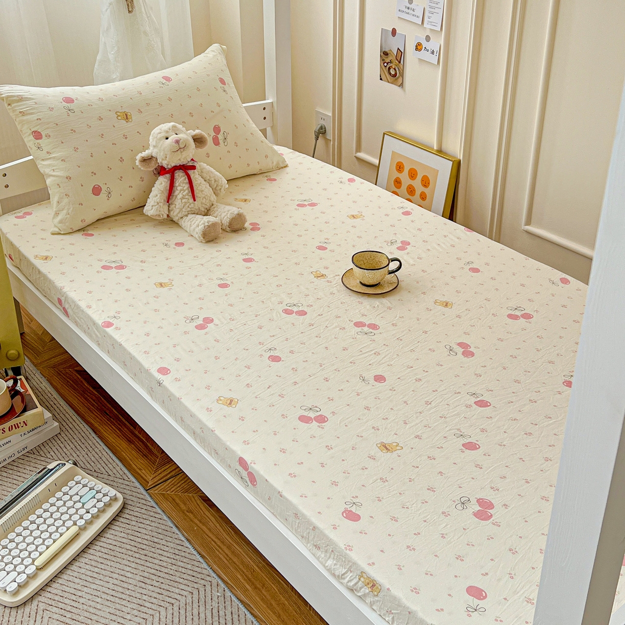 91家纺网 家纺一手货源 找家纺 纽缦家纺 2026新款A类水洗棉学生套件系列 摘樱桃的小熊