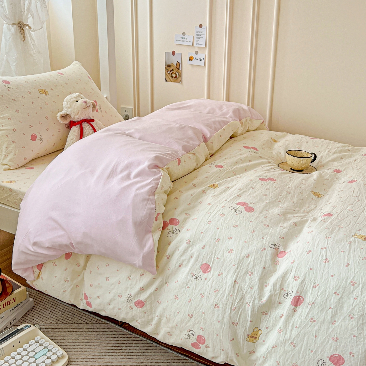 91家纺网 家纺一手货源 找家纺 纽缦家纺 2026新款A类水洗棉学生套件系列 摘樱桃的小熊