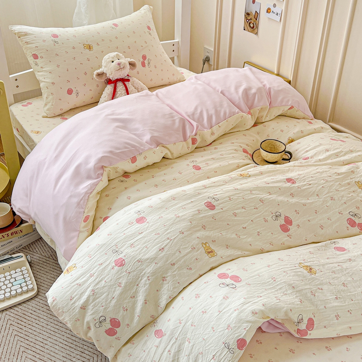 91家纺网 家纺一手货源 找家纺 纽缦家纺 2026新款A类水洗棉学生套件系列 摘樱桃的小熊