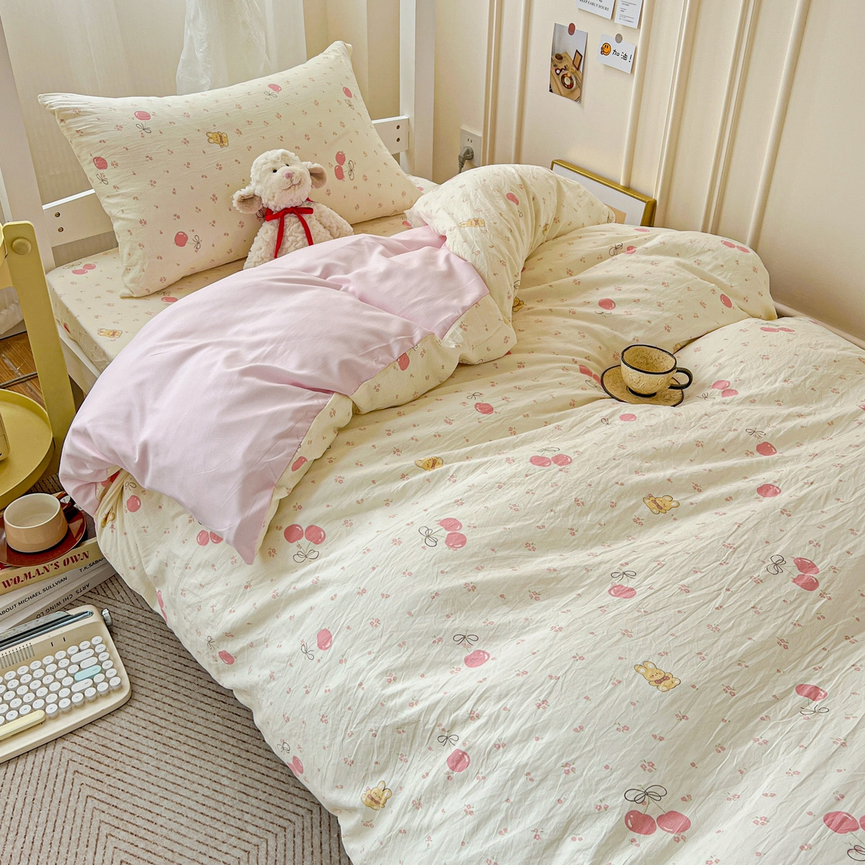 91家纺网 家纺一手货源 找家纺 纽缦家纺 2026新款A类水洗棉学生套件系列 摘樱桃的小熊