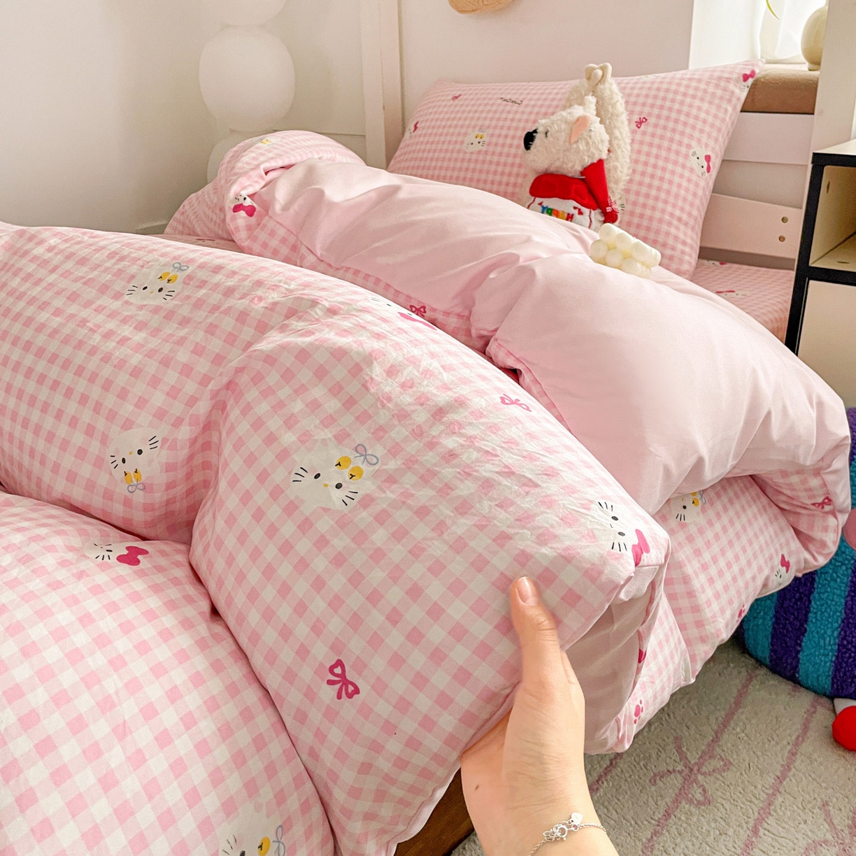 91家纺网 家纺一手货源 找家纺 纽缦家纺 2026新款A类水洗棉学生套件系列 宅宅猫爪粉